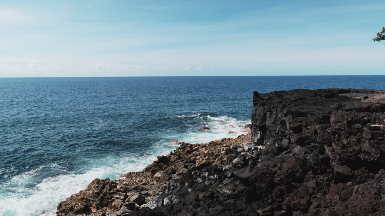 현무암 절벽, 하와이에 대한 태평양의 푸른 파도 휴식