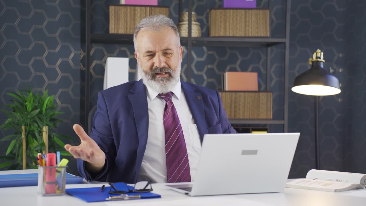 un hombre de negocios aburrido mirando a la cámara y suspirando.