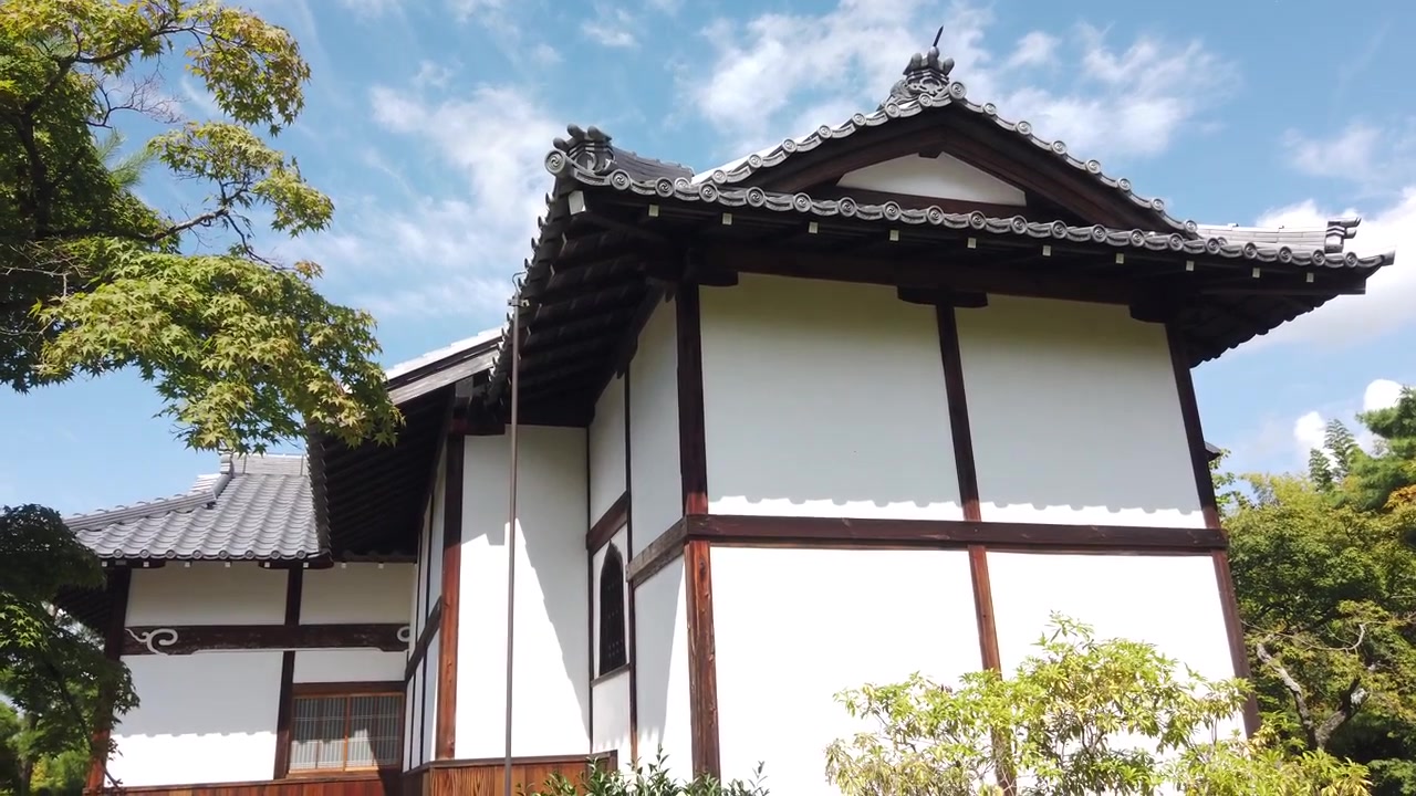 Lav vinkel japansk traditionel tempelarkitektur, bygning Toji-in Kyoto Japan, arkitektur Japan