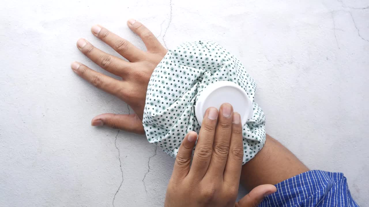 aplicar una bolsa de hielo a una mano o muñeca lesionada