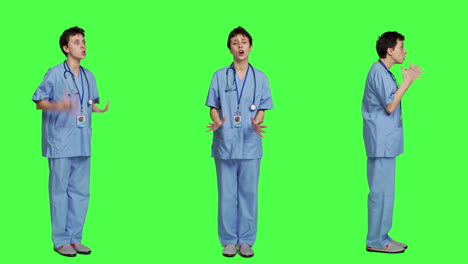 Gestresste,-Wütende-Krankenschwester-Schreit-Jemanden-Vor-Einem-Greenscreen-Hintergrund-An