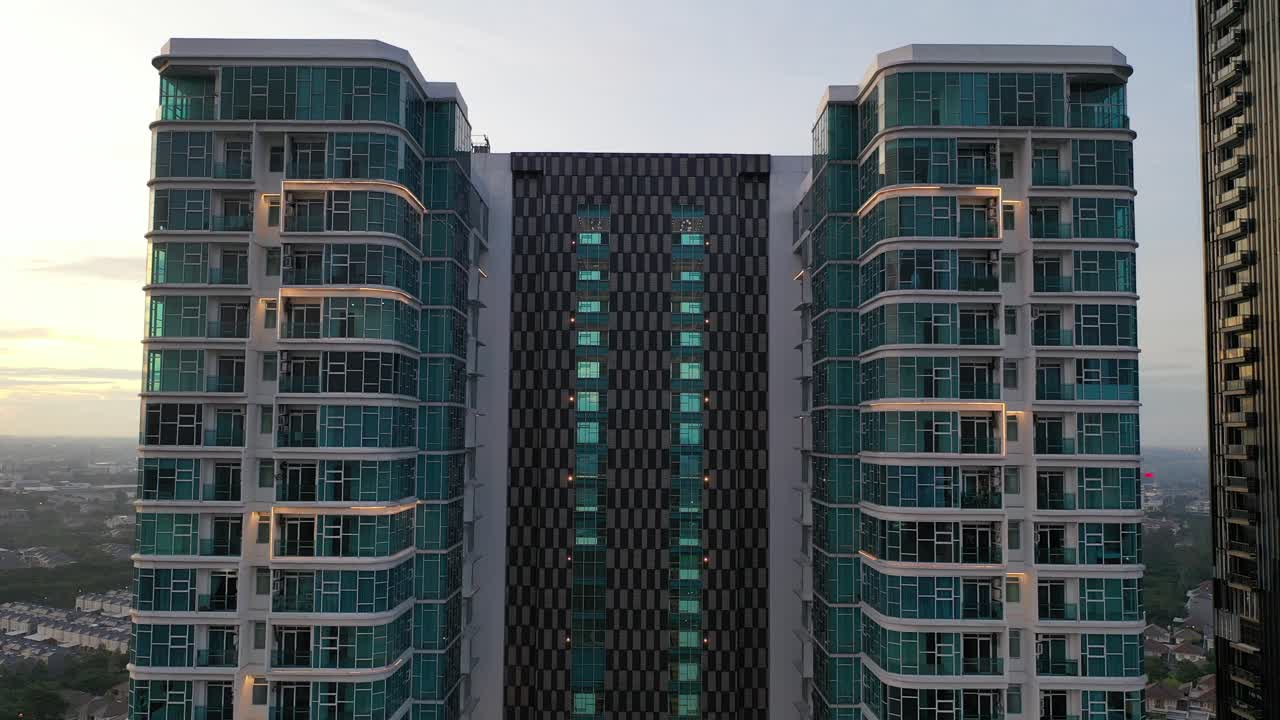 torres gemelas modernas en un entorno urbano
