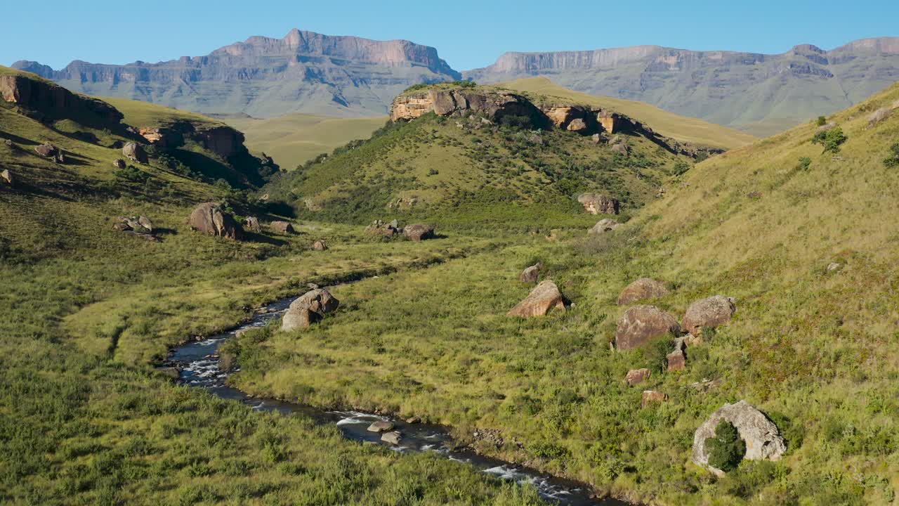 Vista aerea del fiume Bushman's presso la montagna Giant's Castle, Drakensberg, KwaZulu-Natal, Sudafrica.