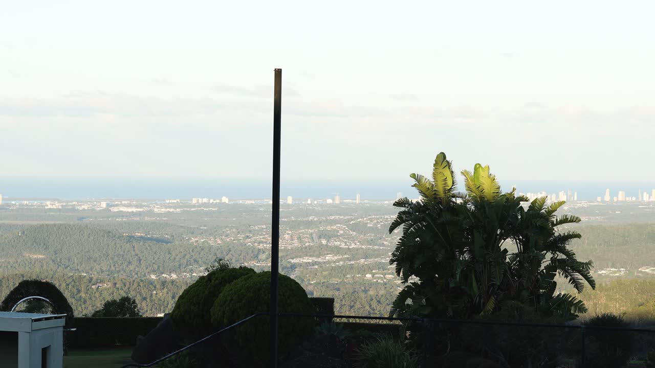 vista panorámica del bosque y de la ciudad lejana