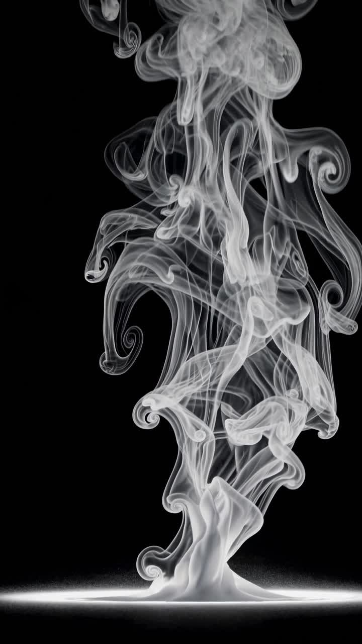 Un'immagine fissa di video ipnotica di fumo bianco vorticoso su uno sfondo nero, catturata da una prospettiva bassa.