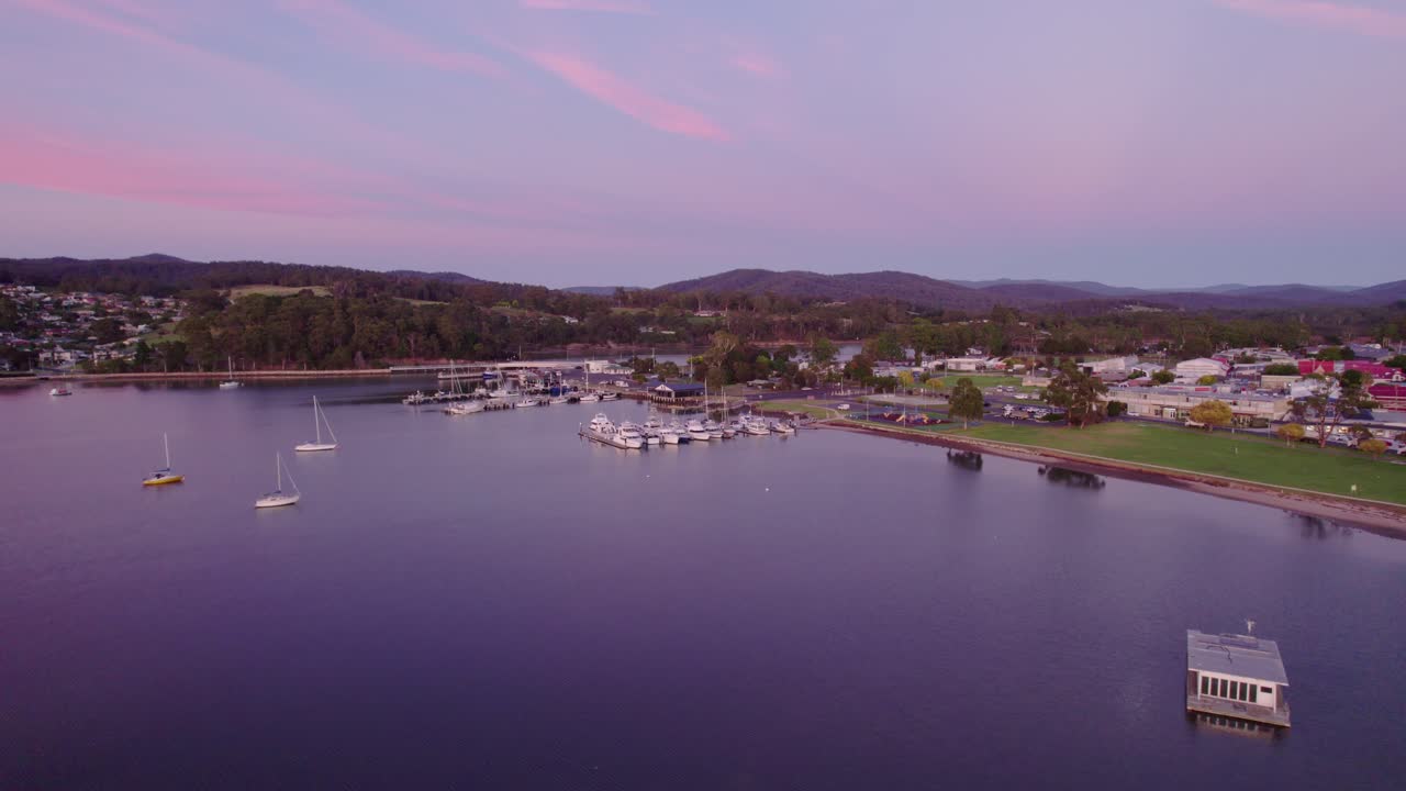 aérea que establece el cielo rosado sobre la pequeña marina de santa helena, tasmania