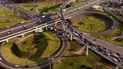 Vista-Aérea-De-Una-Intersección-De-Autopistas-Con-Senderos-De-Tráfico-En-Moscú.