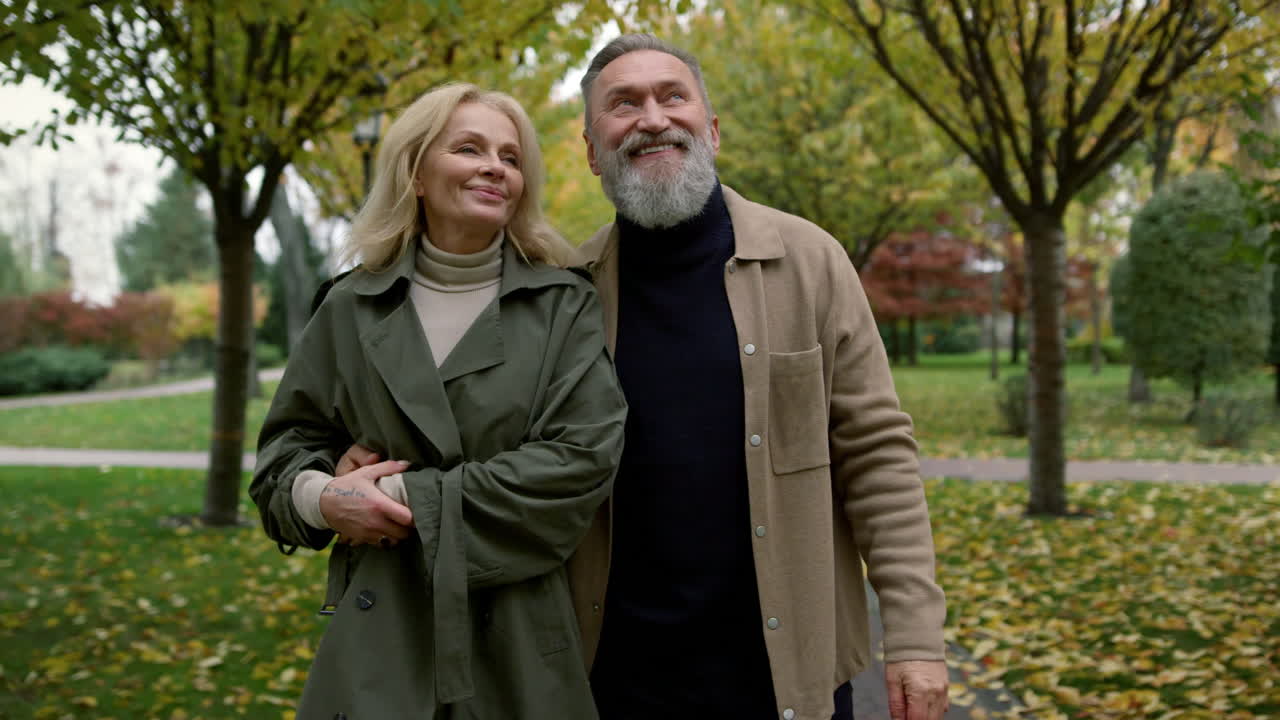 낮에는 가을의 자연을 관찰하는 노인 부부