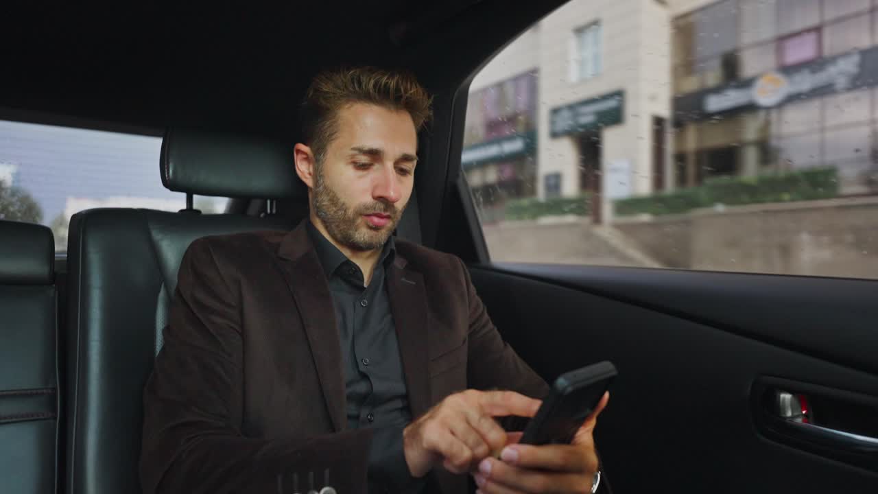 Empresário Usando um Smartphone em um Táxi