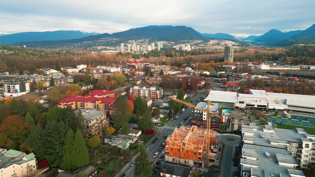 Toma de alejamiento de la zona residencial en Port Coquitlam con la montaña Eagle al fondo.
