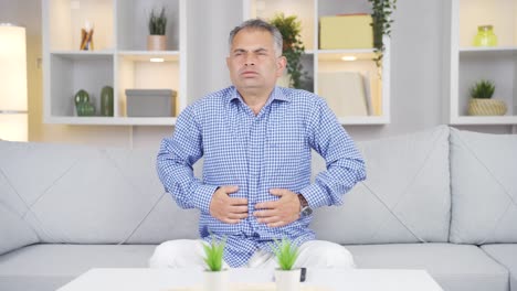 hombre con dolor de estómago.