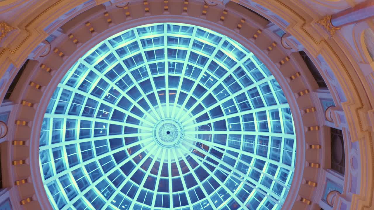 Architettura opulenta in stile neoclassico della cupola del Trafford Centre nella Greater Manchester, Regno Unito. Scatto dal basso verso l'alto