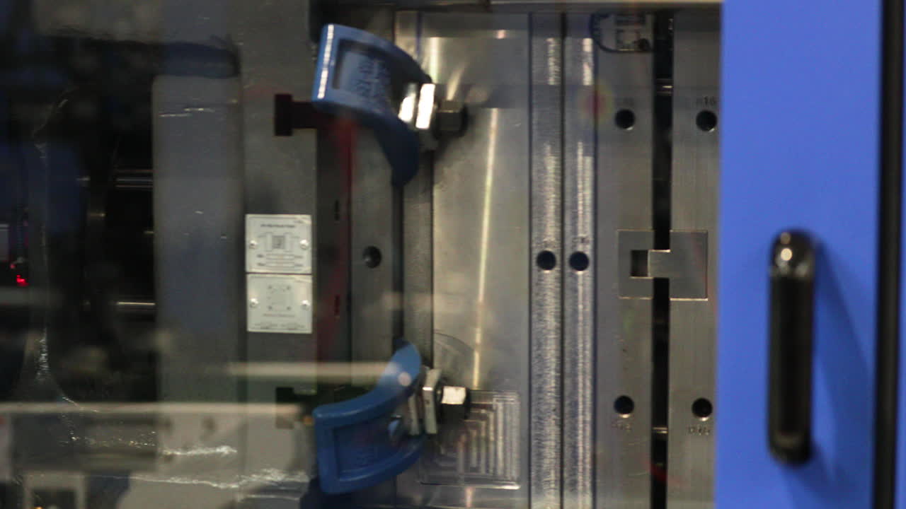 movimiento de una máquina de moldeo por inyección en el trabajo en una fábrica de plástico