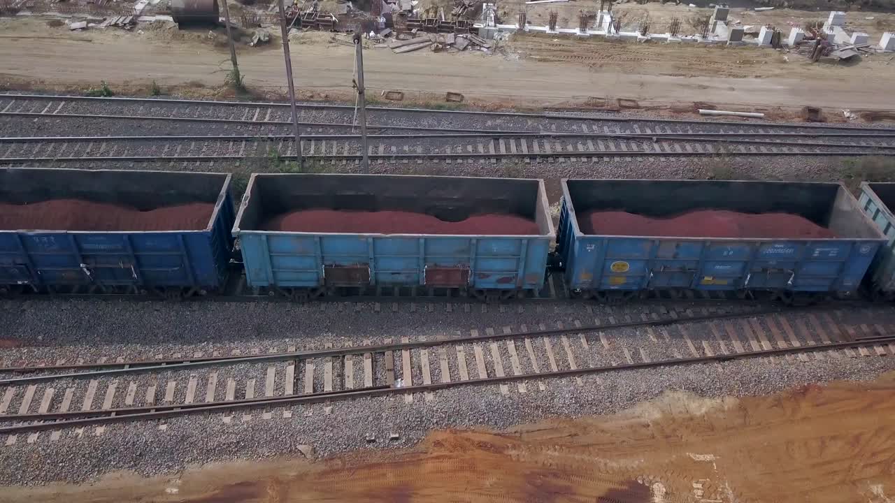 vagones de tolvas abiertos con carbón que viajan en el ferrocarril del puerto de paradip en la india