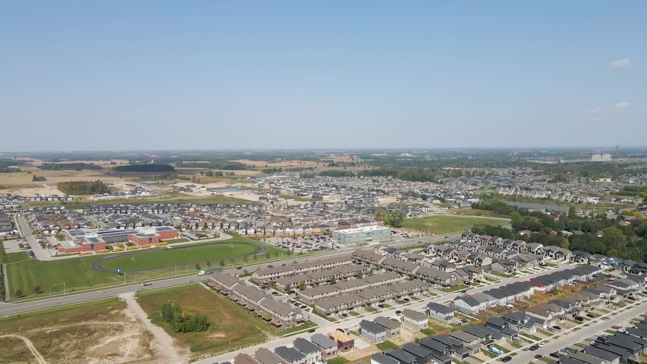 런던 근교에 육상 트랙이 있는 고등학교를 향해 날아가는 드론