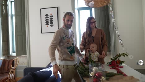 familia preparando decoraciones navideñas