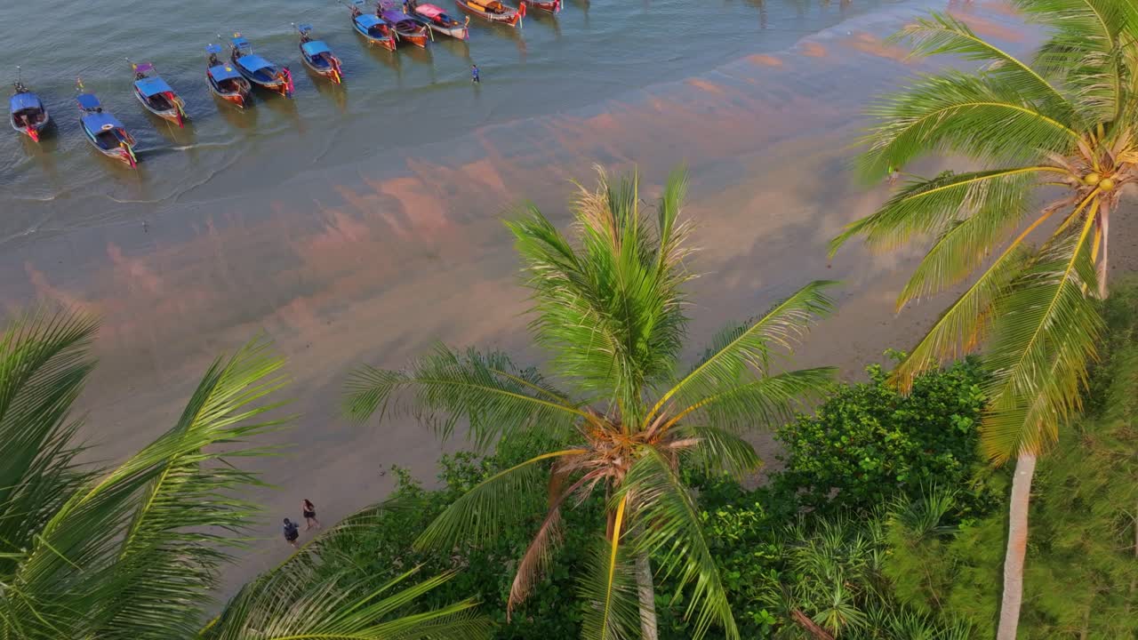 Filmato panoramico da drone di baia tropicale e paesaggio urbano, Thailandia