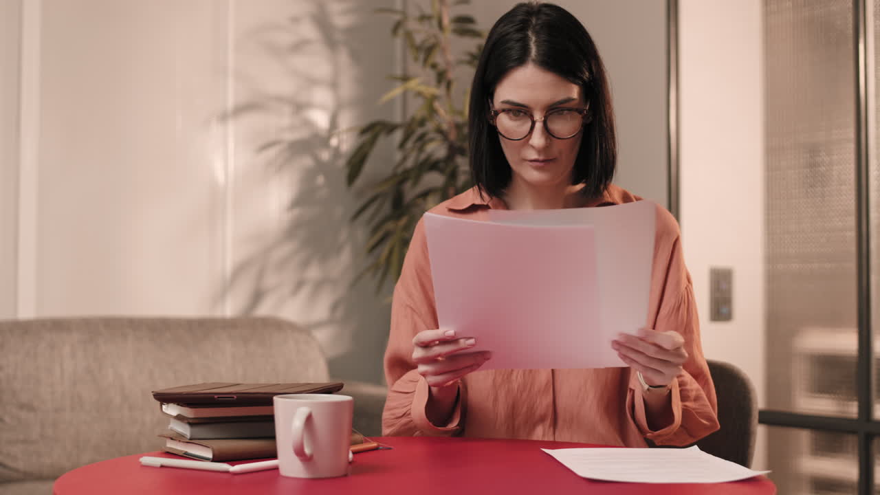 mujer joven trabajando en casa
