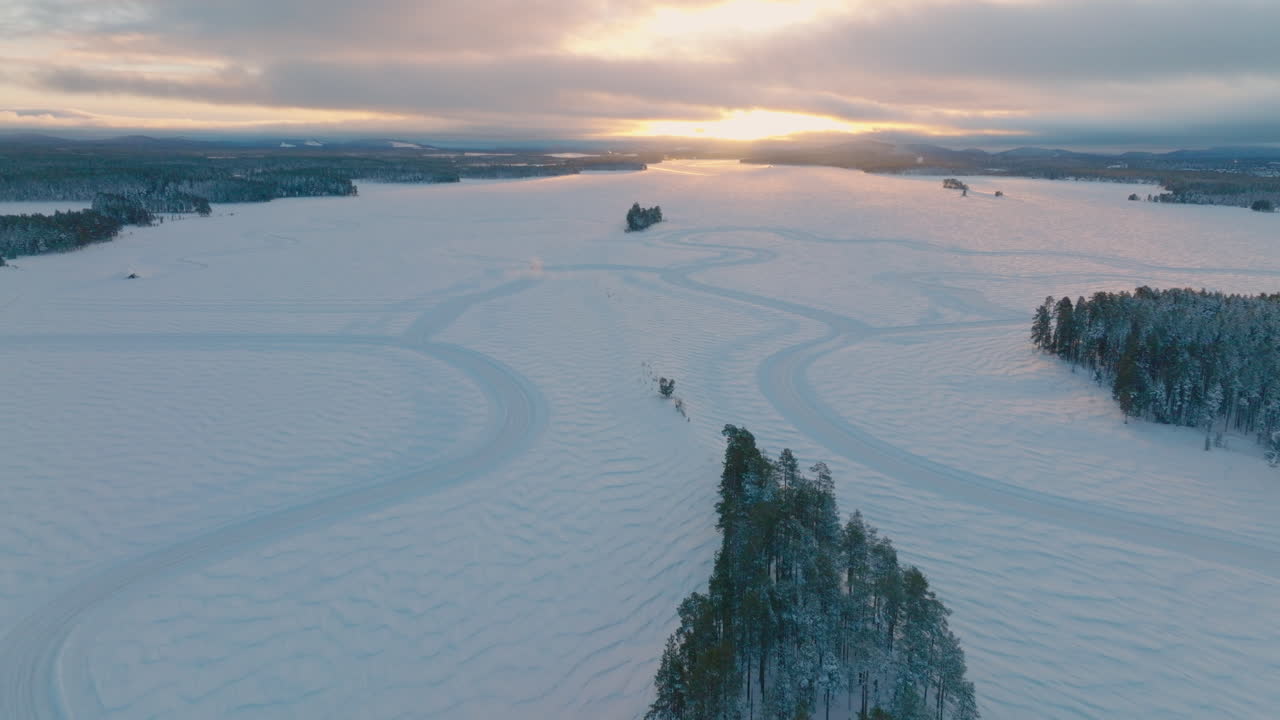 Lappland Polcirkeln snötäckt racerbaneyta flygfoto med soluppgångshorisont