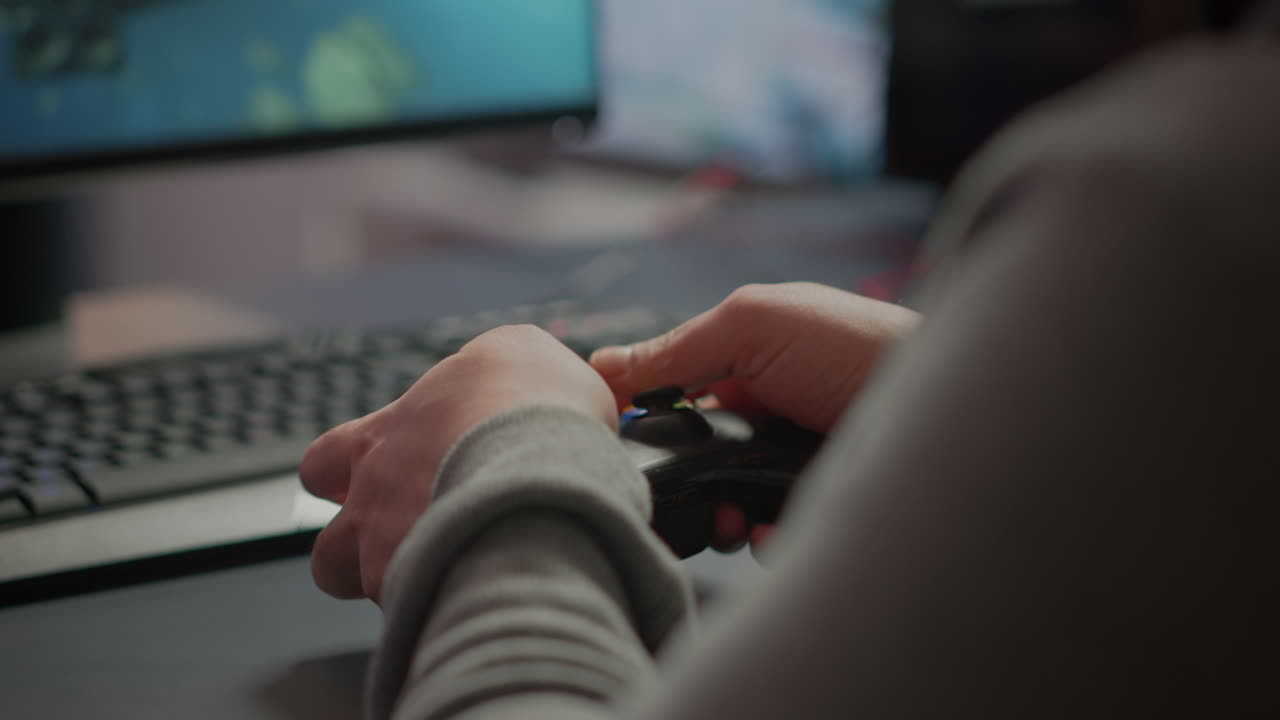 da vicino sulle mani di un videogioco che si gioca usando un joystick wireless