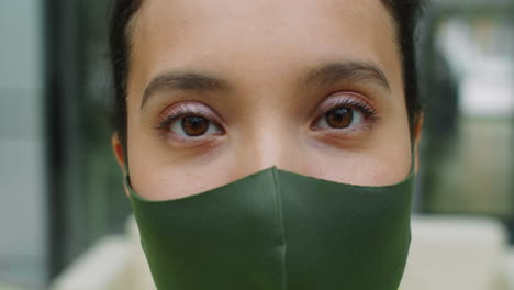 Porträt-Einer-Frau-Mit-Schützender-Gesichtsmaske