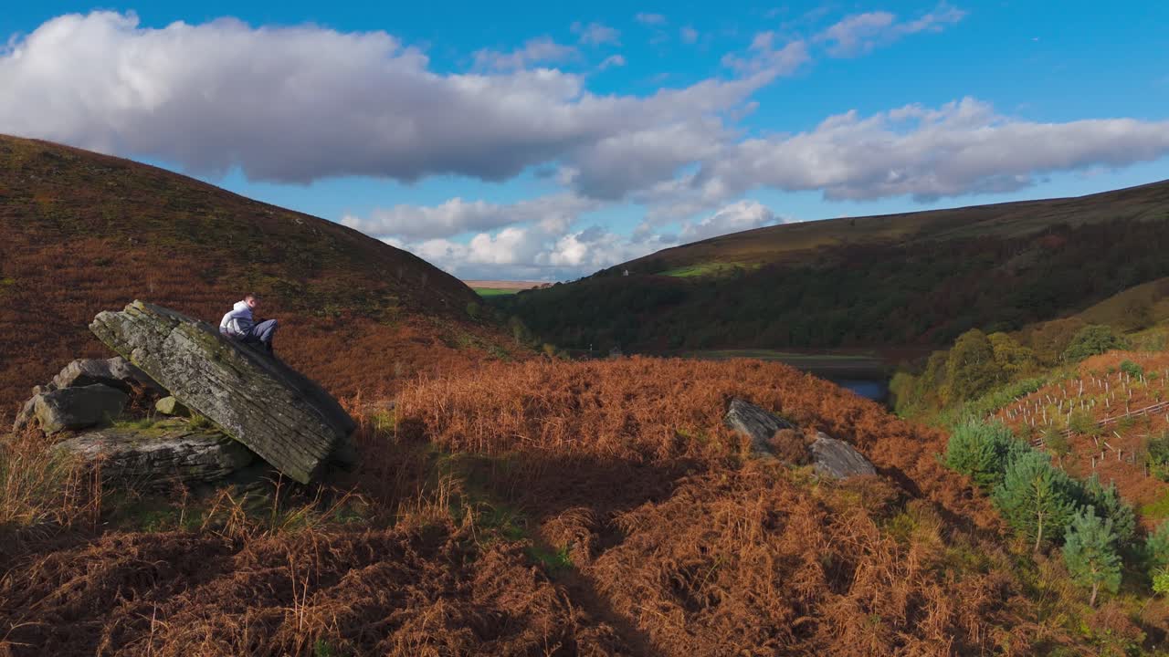 juventud en una gran roca, perdida en el reflejo