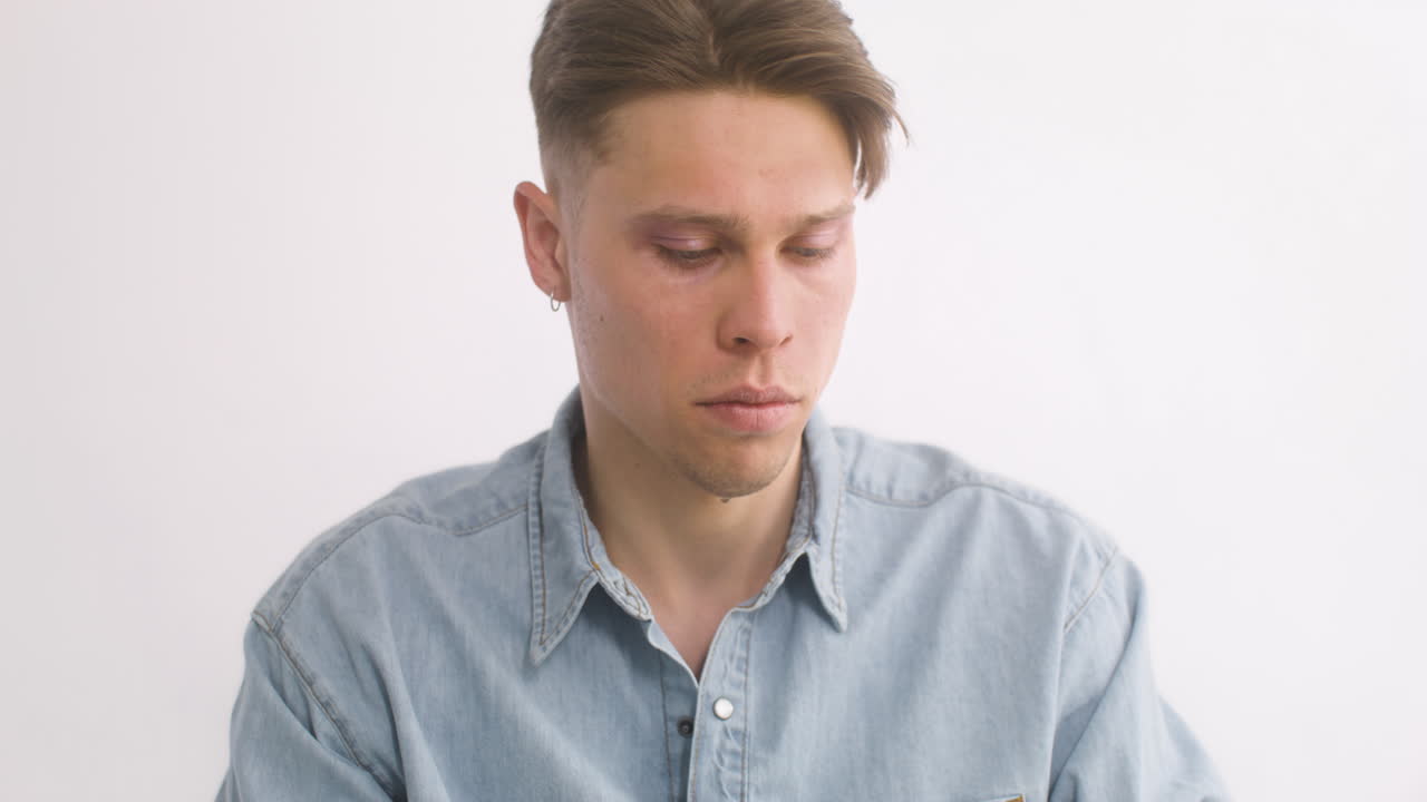 우는 슬픈 금발 남자의 클로즈업