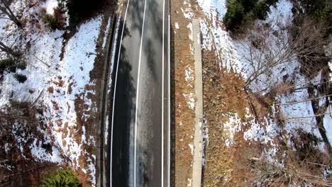 Sobre-Un-Camino-Dentro-De-Las-Montañas