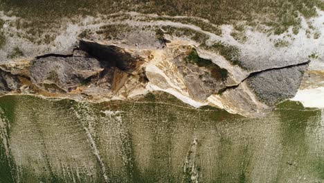 vista aérea de una cara rocosa del acantilado