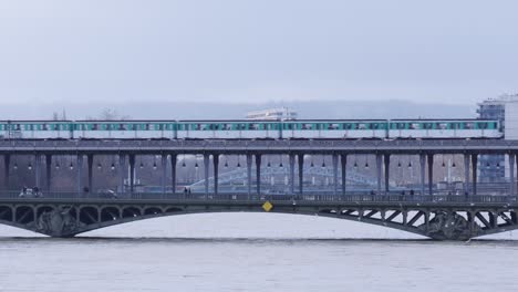 Zug-überquert-Pont-De-Bir-Hakeim