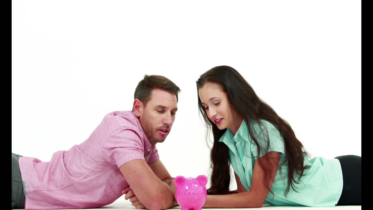 부부 가 돈 문제 에 대해 논의 하고 있다