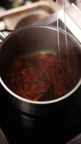 cocinar un filete en una sartén