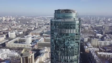 edificio de gran altura en una ciudad durante el invierno