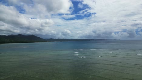 cielo nublado y mar tranquilo cerca de agojo, san andrés en la provincia de catanduanes, filipinas