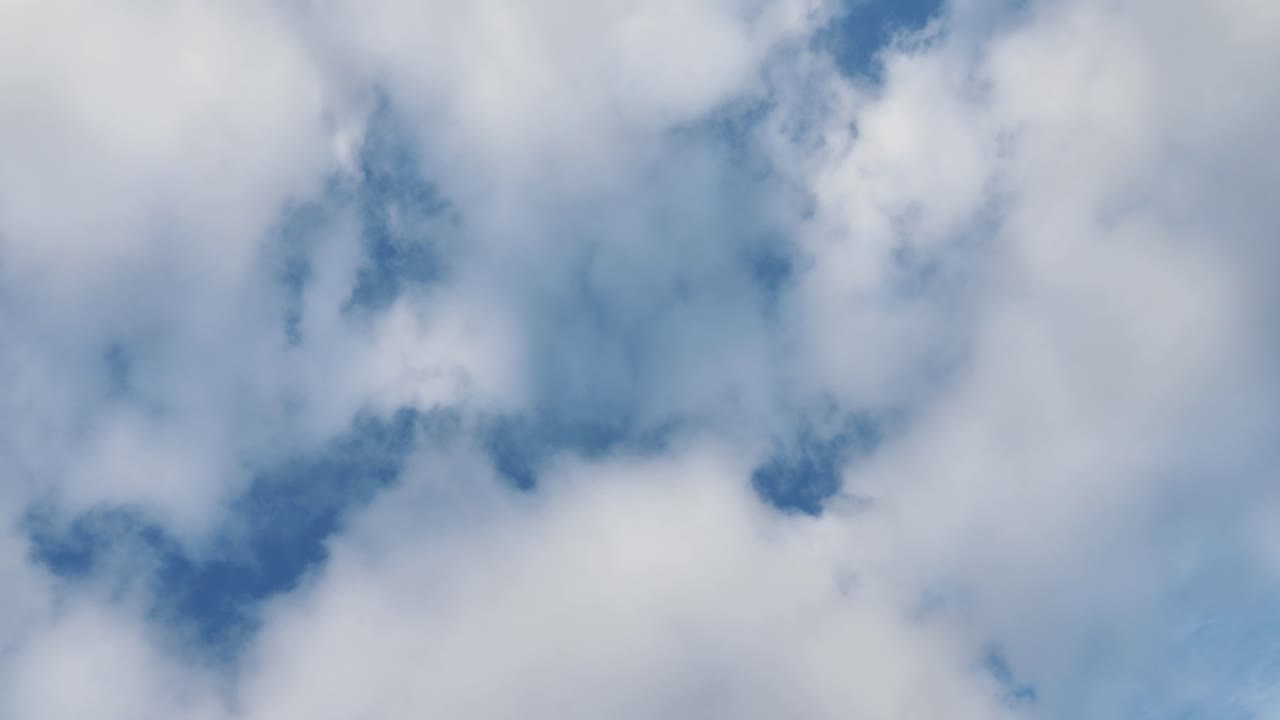 구름 위 를 날아다니는 비행기