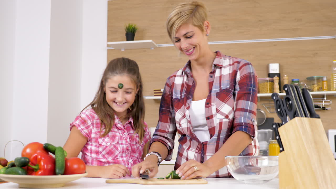 어머니 와 딸 이 부 에서 함께 요리 하고 있다