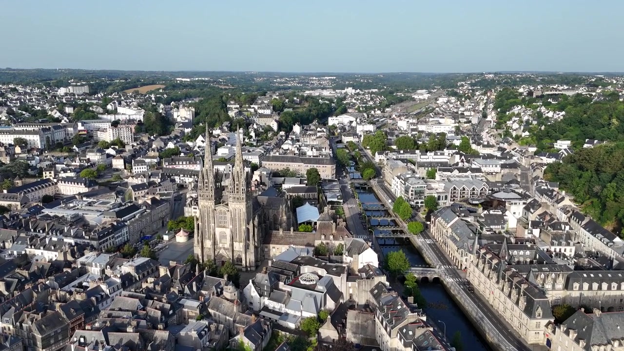 Cattedrale di Saint Corentin, centro città di Quimper, Francia, vista aerea con drone