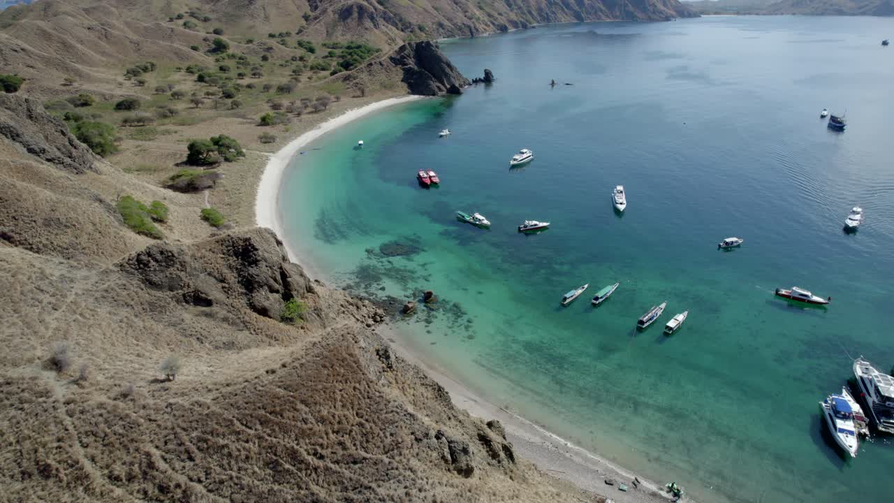 komodo aero de la playa y el arrecife en un día caluroso y soleado