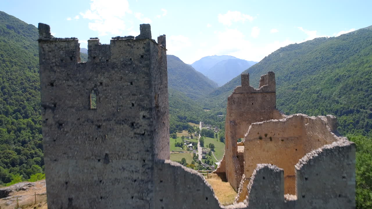 Volando sopra ciò che resta del castello di Miglos