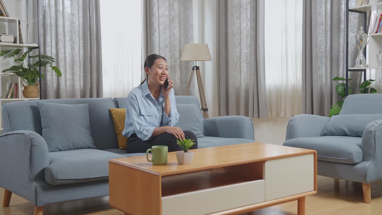 거실 에서 전화 로 이야기 하는 여자