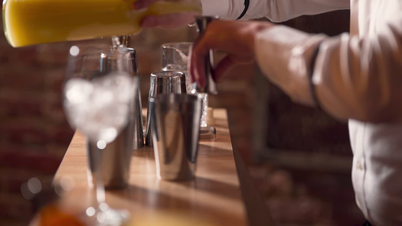 primer plano de la elaboración de un cóctel