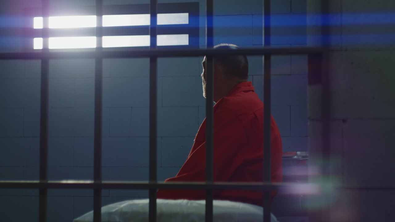 hombre toca la guitarra en la cámara del dormitorio cambiando la vista a niños pequeños tocando la batería y el ukelele (imágenes de archivo)