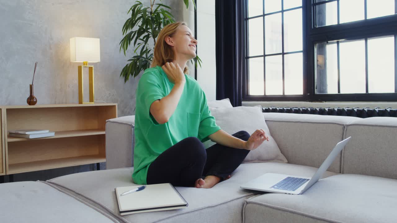 женщина отдыхает и работает из дома