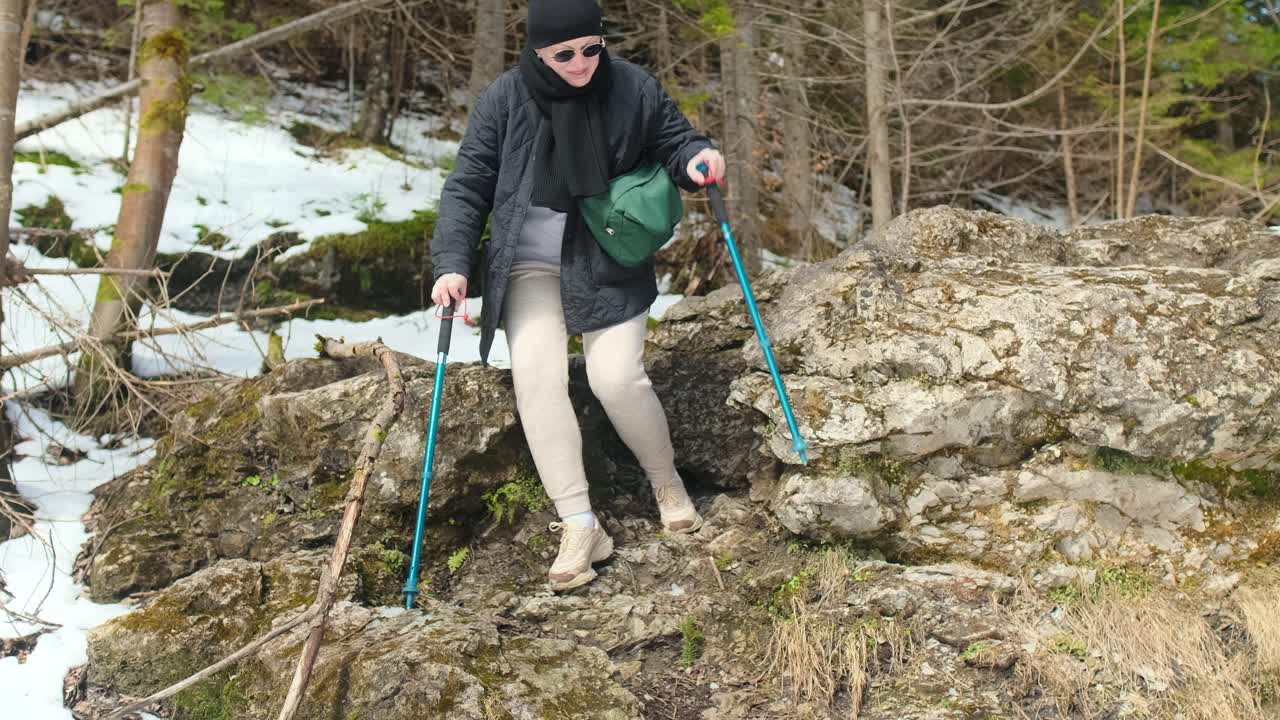 눈 인 산 에서 산책 하는 여자