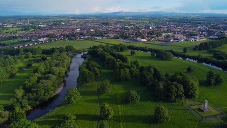 Luftdrohnenvideo-Des-Wunderschön-Grünen-Rickerby-Parks-Im-Sommer,-Mit-Carlisle-Und-Den-Lake-District-Fells-Im-Hintergrund