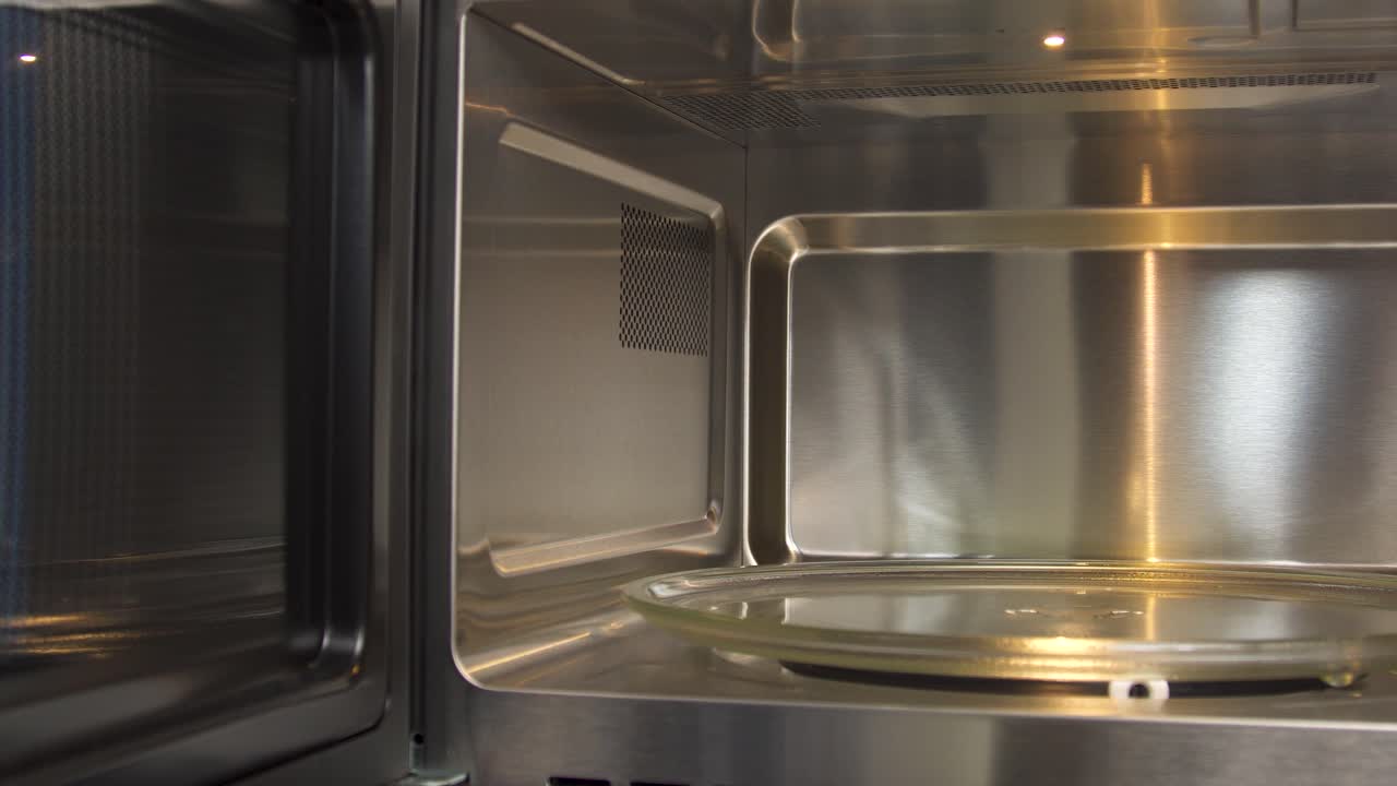 interior vacío y limpio del horno de microondas