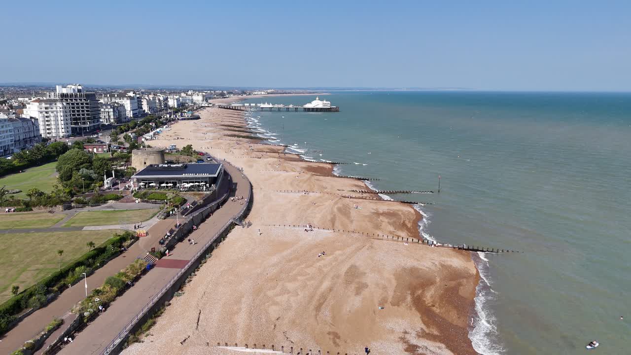Eastbourne, Sussex, Storbritannia: Drone, luftfoto av by og strand fra høy vinkel