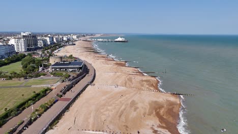 eastbourne, sussex, reino unido, avión no tripulado, ángulo aéreo alto, ciudad y playa