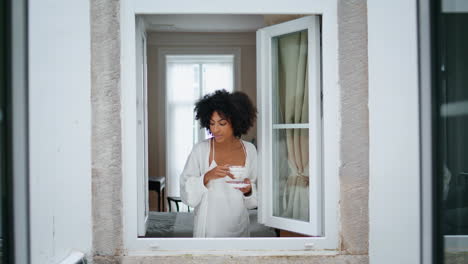 Mujer-Relajada-Disfrutando-Del-Marco-De-La-Ventana-De-La-Taza-De-Espresso.-Dama-Africana-Descansa-Con-Café