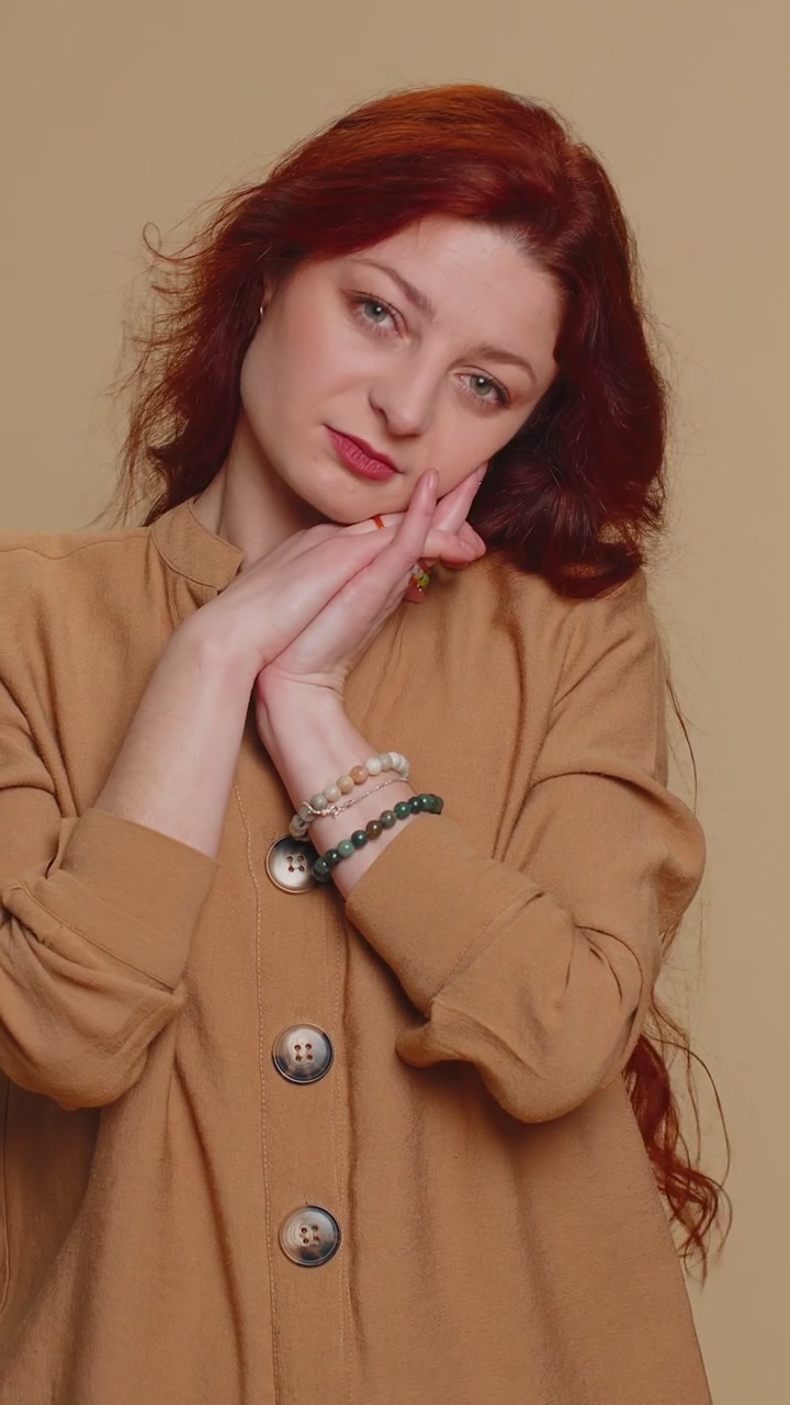 Stanca rossa sonnolenta sbadigliante sonnolenta pigra annoiata aperta soffre di mancanza di sonno
